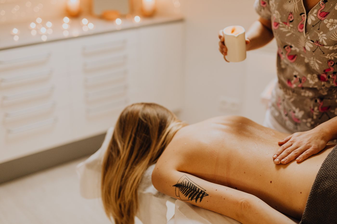 Therapist preparing aroma oil beside a guest before an aromatherapy massage in Dubai